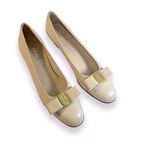 SALVATORE FERRAGAMO Beige Flats with Signed Gold Tone Logo Bows SZ 7.5 AAAA - Picture 8 of 15
